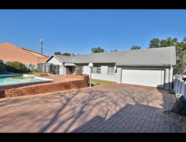 4 BEDROOM HOUSE FOR SALE IN OAKDENE